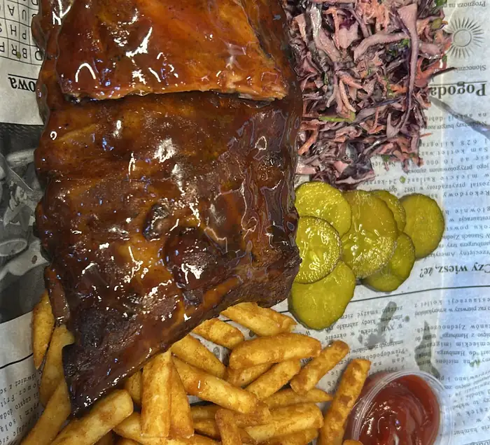 Żeberka w sosie BBQ z frytkami
