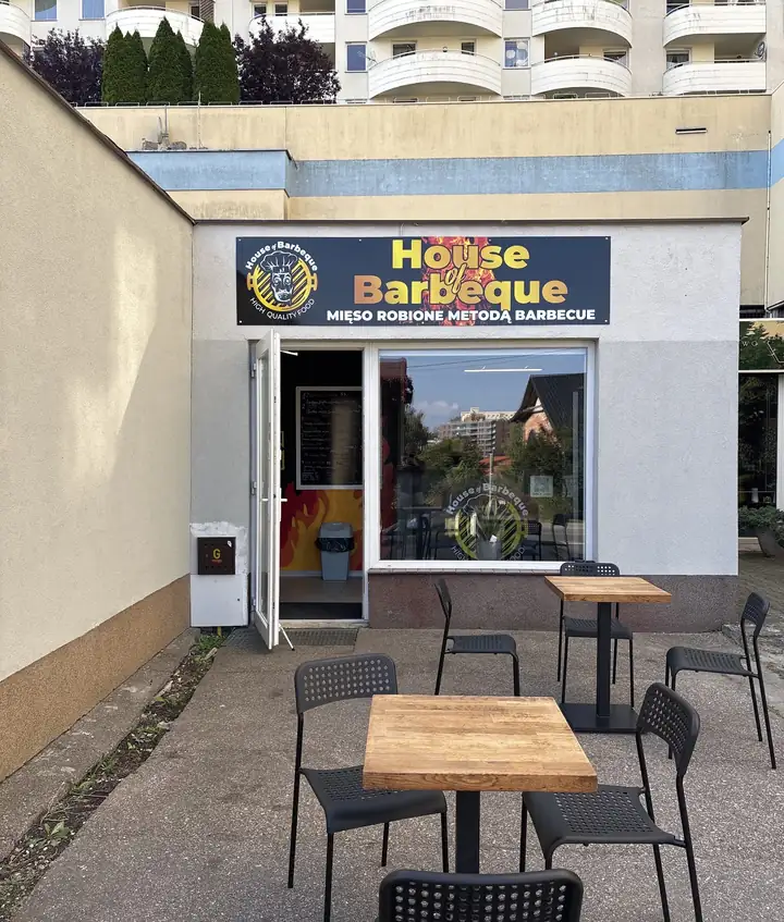 Wejście do House Of Barbeque z ogródkiem